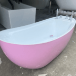 Mầu bồn tắm lập thể đúc nguyên khối với kiểu dáng sang trọng phối màu tím và trắng hài hòa.